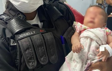 policial com a bebê no colo