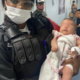 policial com a bebê no colo