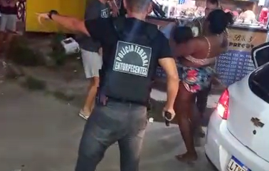 policial e mulher com criança no colo