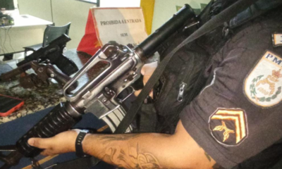 policial com arma na mão