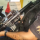policial com arma na mão