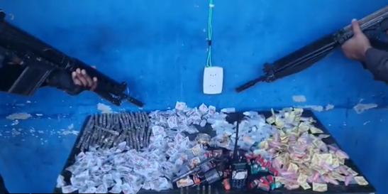 drogas em cima da mesa