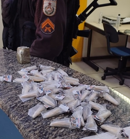 drogas em cima da mesa