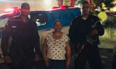 policiais com a vítima