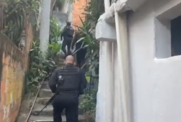 policial subindo a favela