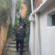 policial subindo a favela