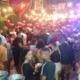 Pessoas aglomeradas sem máscara em evento interrompido em Vista Alegre