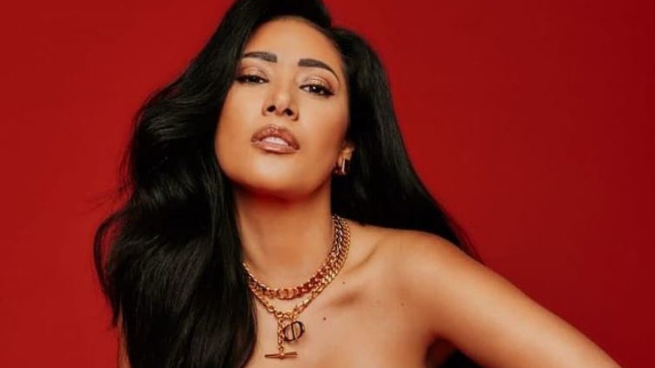 Simaria se empolga e deixa parte dos seios à mostra nas redes sociais -  Super Rádio Tupi