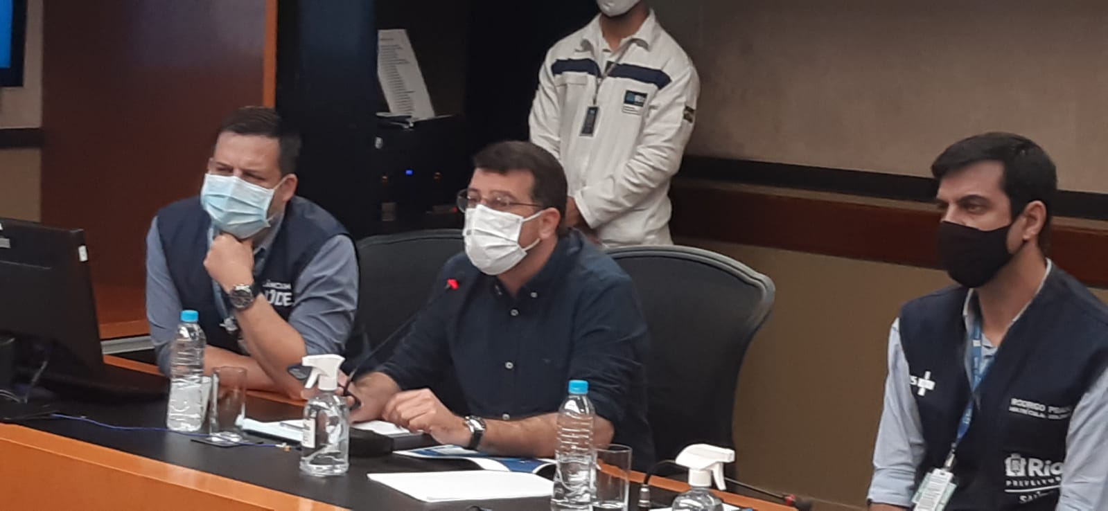 Imagem do secretário Soranz dando entrevista no COR