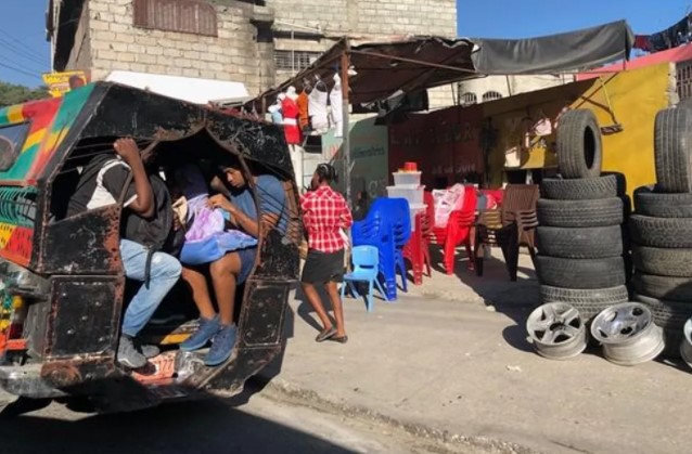 Uma rua em Porto Príncipe em dezembro de 2021