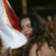Viviane Araújo beijando a bandeira do Salgueiro