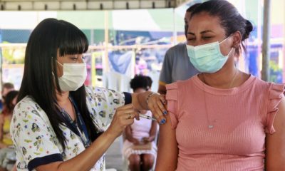 Imagem de uma pessoa sendo vacinada