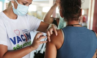 Mulher é vacinada contra Covid-19 em posto de saúde em São Gonçalo