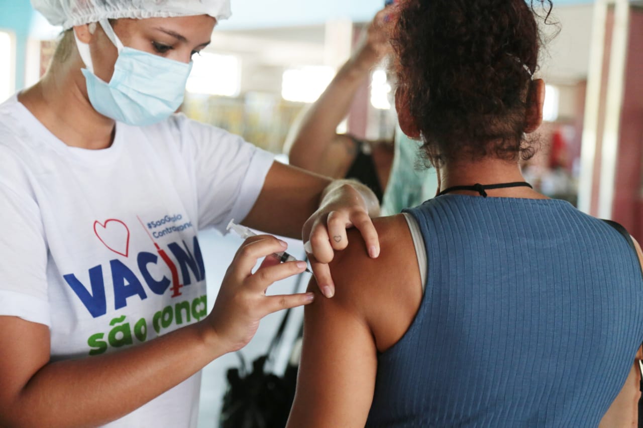 Mulher é vacinada contra Covid-19 em posto de saúde em São Gonçalo