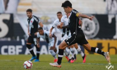 Germán Cano batendo pênalti pelo Vasco