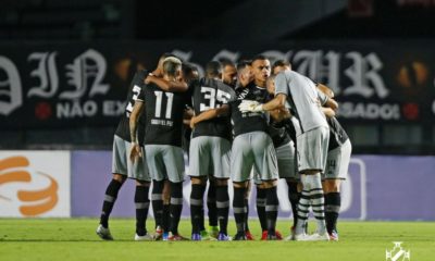 Time do Vasco reunido durante a partida contra o Brasil de Pelotas
