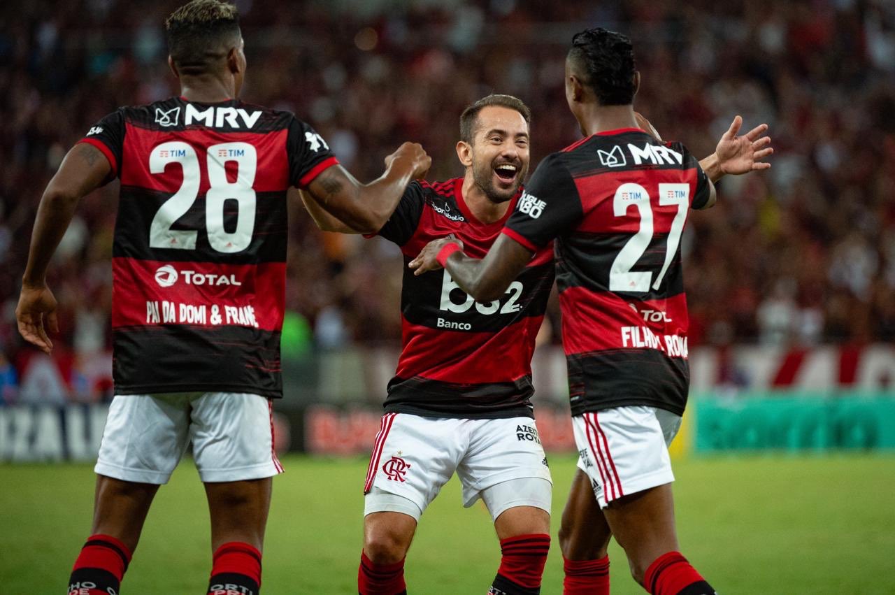 Após primeiro tempo fraco, Flamengo vence clássico contra ...