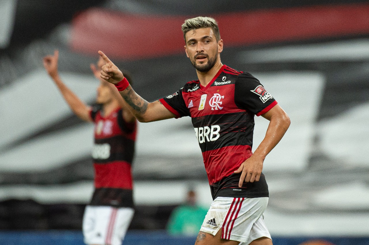 Arrascaeta com a camisa do Flamengo