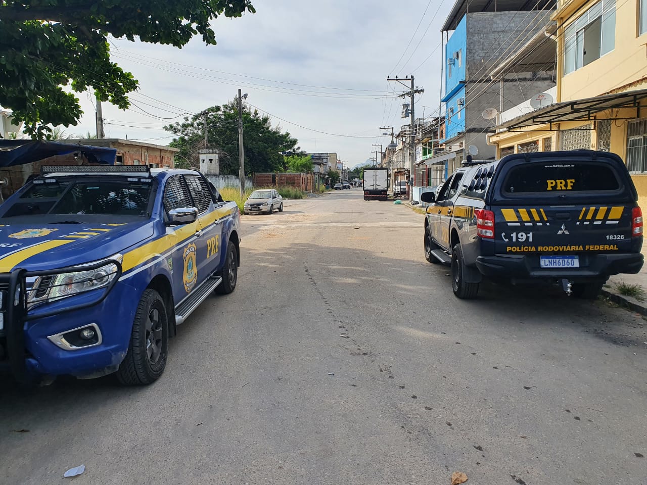 carros da PRF na rua