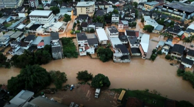 Chuva provoca alagamentos e 20 pessoas ficam desalojadas em Petrópolis