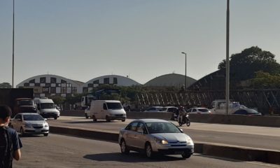 carros na avenida brasil