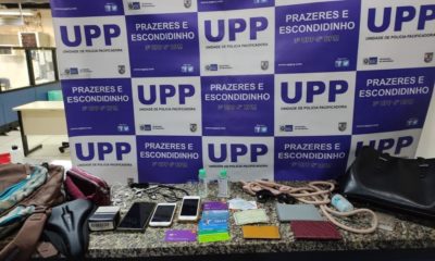 Foto com apreensão de celulares e documentos feita pela Polícia Militar no Morro dos Prazeres