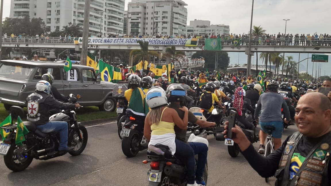 Manifestantes pró-Bolsonaro na Avenida Abelardo Bueno, em Jacarepaguá, na Zona Oeste do Rio