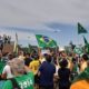 Pessoas com camisa e bandeiras do Brasil em apoio a Bolsonaro