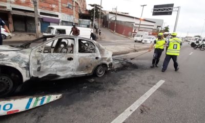 Carro incendiado na avenida brasil