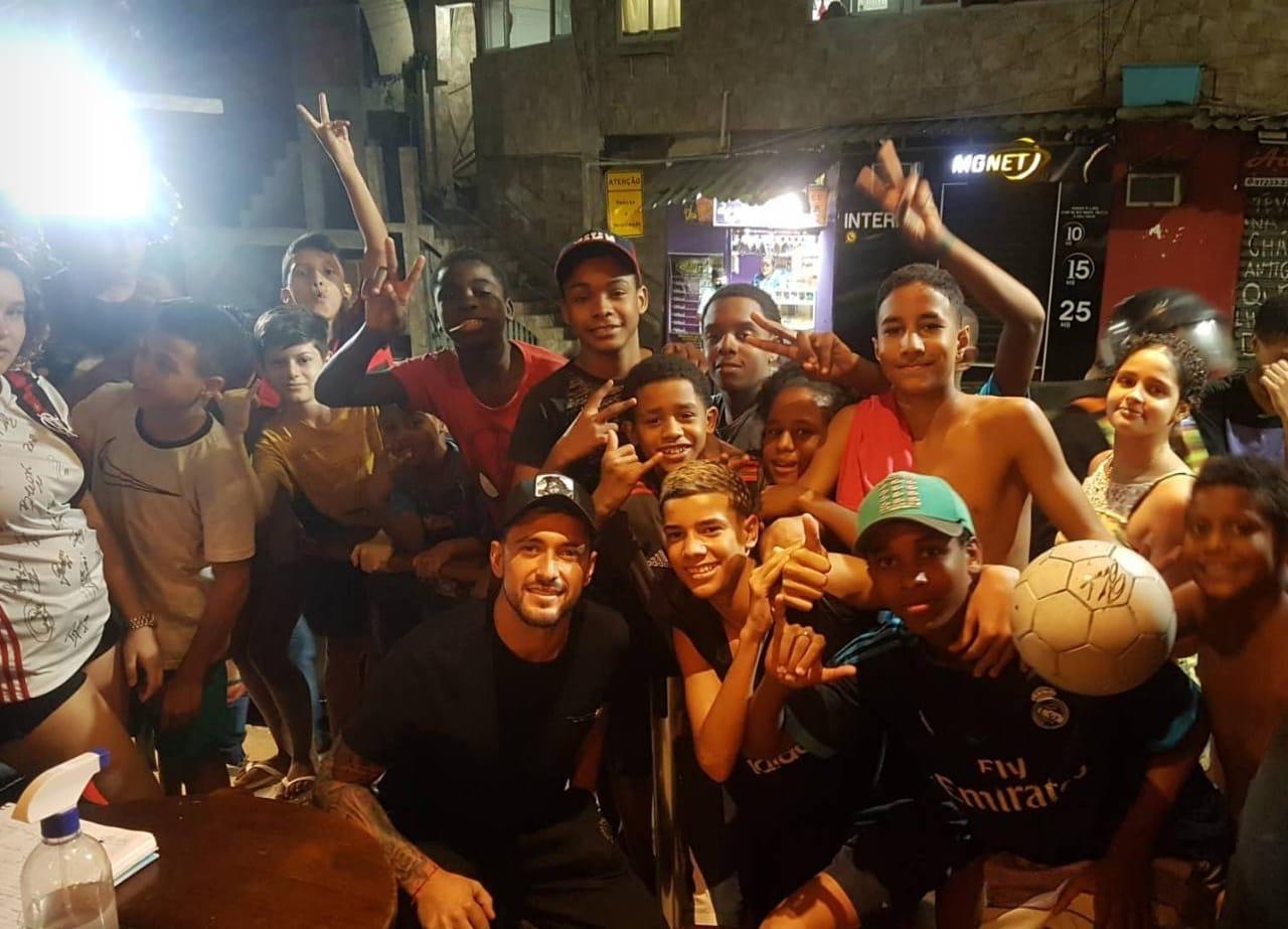 Arrastaeta junto a crianças na comunidade da Rocinha.