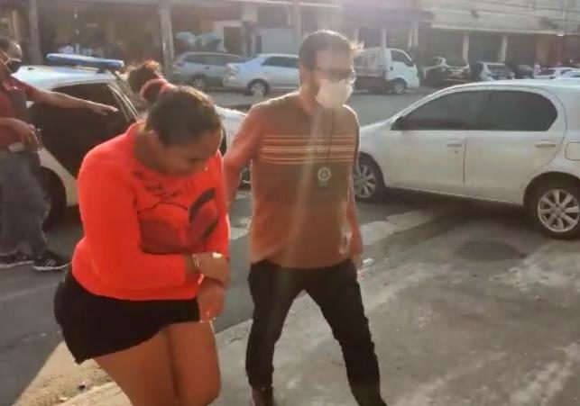 Criminosa identificada como Sonary sendo presa pela polícia