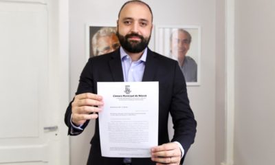 Imagem do presidente da comissão segurando o ofício que será enviado ao Governo Federal