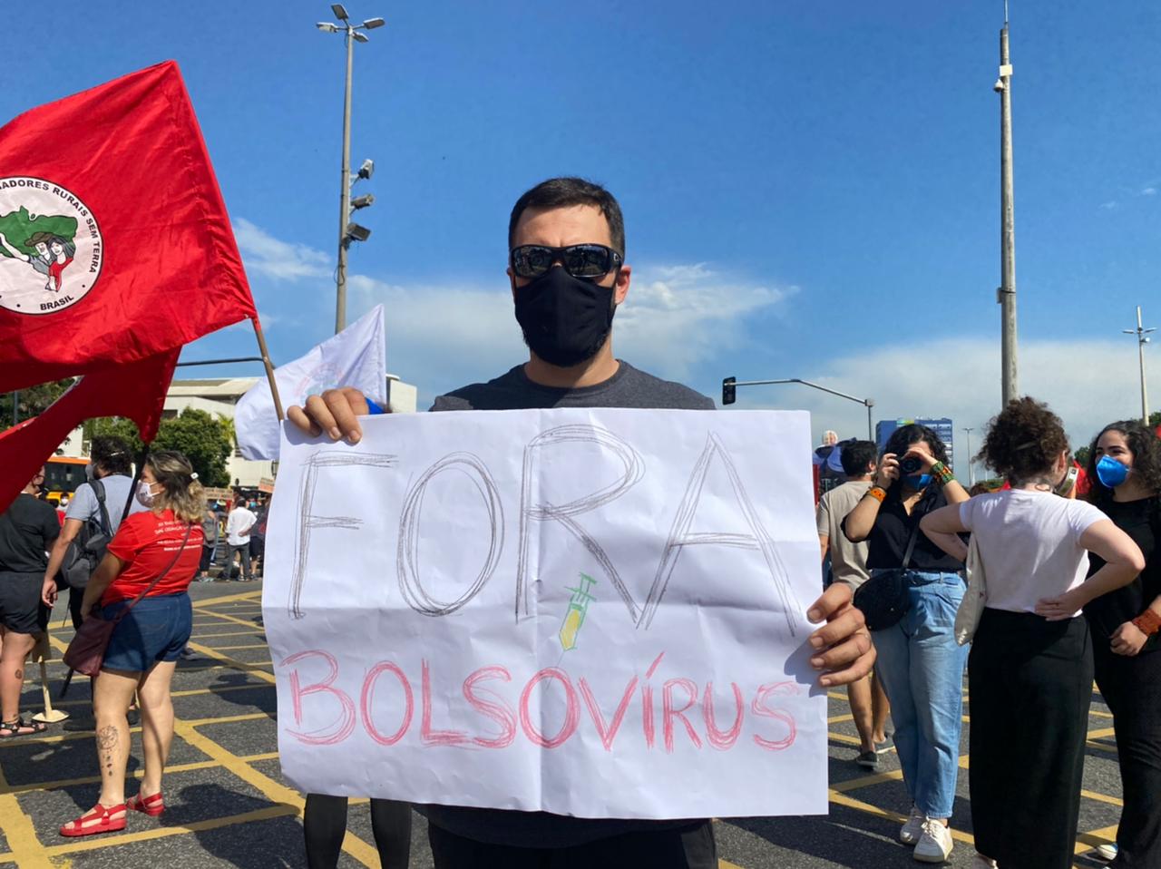 Manifestantes contra o Bolsonaro no Centro do Rio (Foto: Tatiana Campbell/ Divulgação: Super Rádio Tupi)