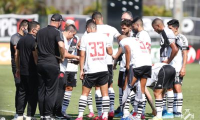 Marcelo Cabo conversa com os jogadores durante o jogo com o Operário