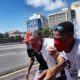 Homem é retirado de manifestação em Recife após ser atingido por bala de Borracha