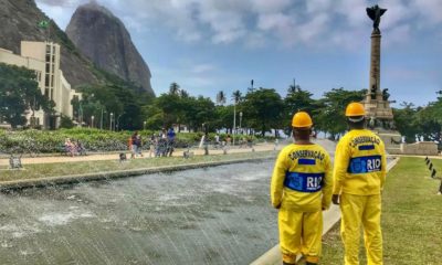 Funcionários da Prefeitura do Rio reinaugurando o Chafariz da Urca