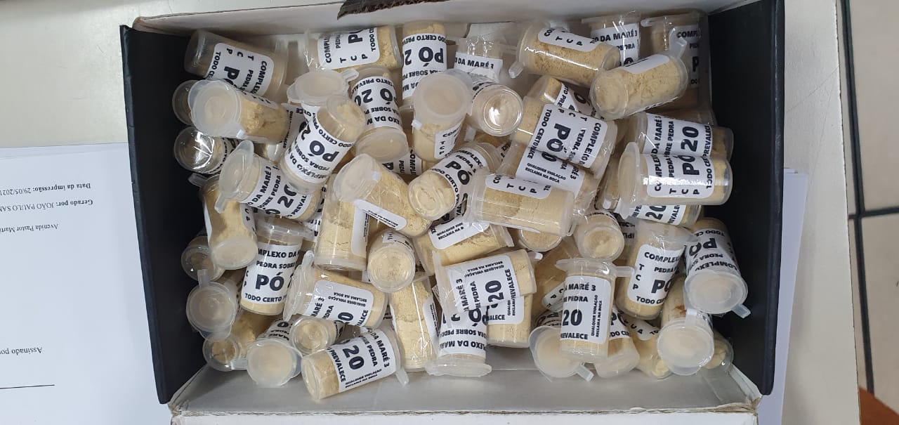 Pinos de cocaína com adesivos escritos "COMPLEXO DA MARÉ 3 PEDRA SOBRE PEDRA. PÓ DE 20. SÓ O CERTO PREVALECE"