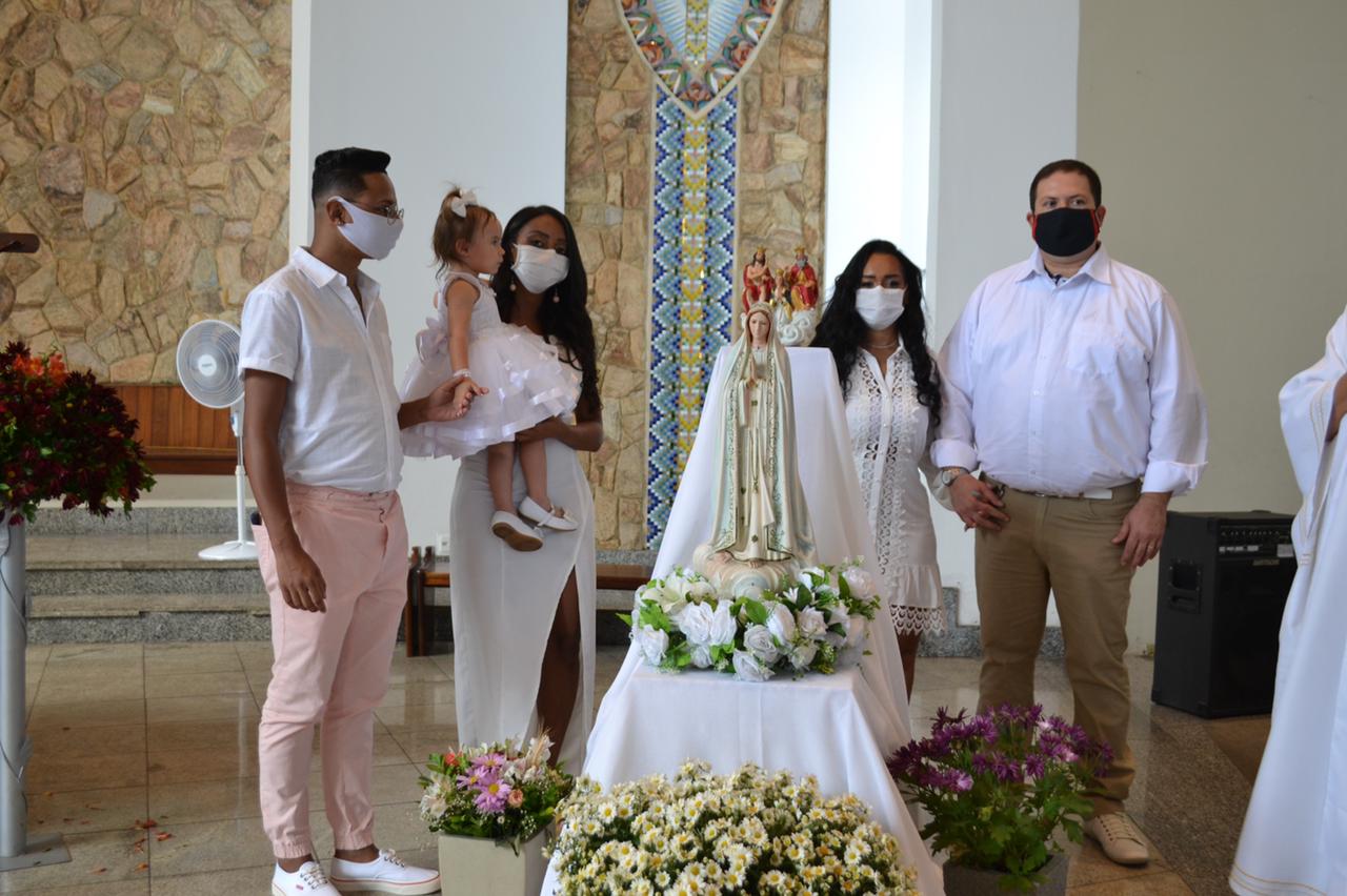 Raíssa de Oliveira e marido, no batizado da filha (Divulgação)