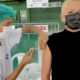 Imagem da Xuxa sendo vacinada contra a Covid-19