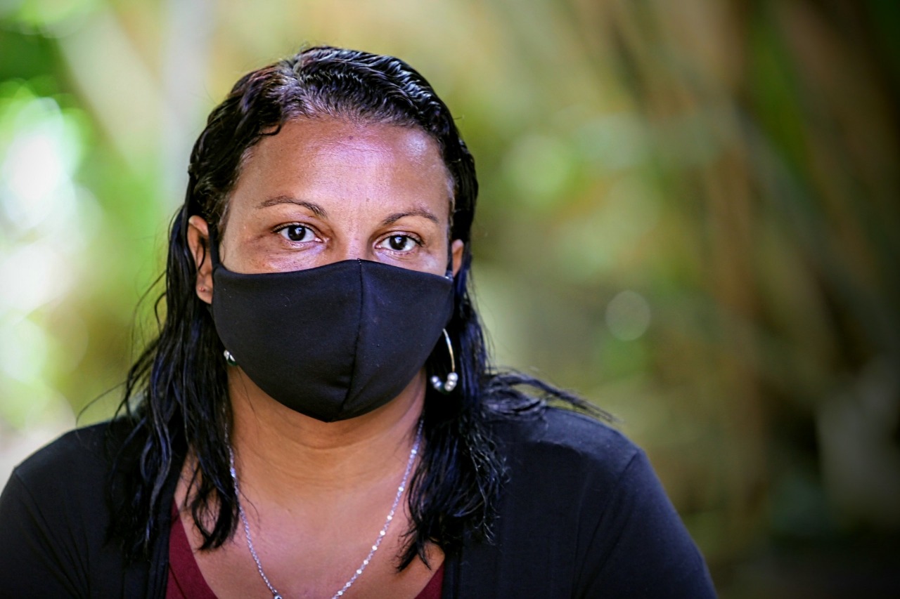 Imagem de uma mulher usando máscara