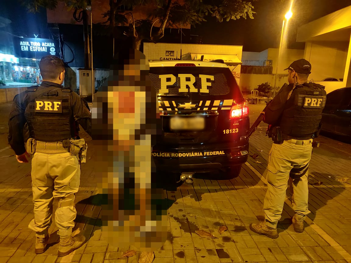 imagem de policiais segurando um homem que foi preso