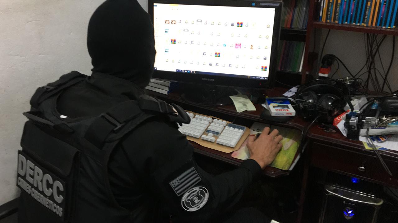 Policial civil durante operação pedofilia