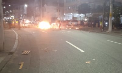 Imagem de fogo na rua provocado por manifestantes