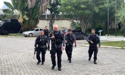 Policiais civis, entre eles Marcus Amim, titular da Delegacia de Combate às Drogas e Felipe Curi, do Departamento-Geral de Polícia Especializada