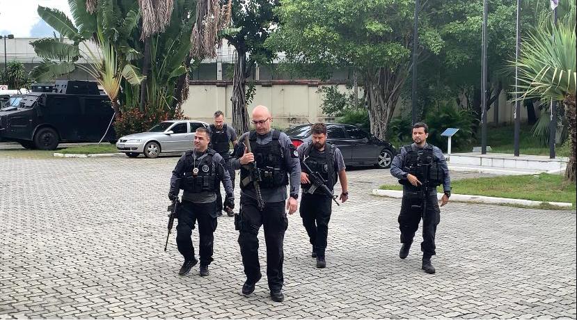 Policiais civis, entre eles Marcus Amim, titular da Delegacia de Combate às Drogas e Felipe Curi, do Departamento-Geral de Polícia Especializada