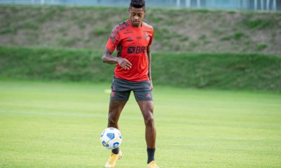 Com uma camisa de treino vermelha e chuteira amarela, Bruno Henrique domina a bola