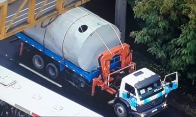 Caminhão preso em passarela em Jacarepaguá