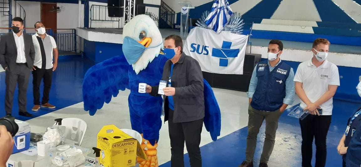 Aos 51 anos, prefeito Eduardo Paes foi vacinado no início da tarde desta quinta-feira (17) na quadra da Portela, em Madureira