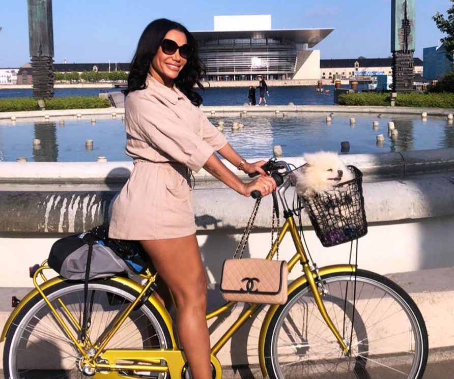 Ana Paula Evangelista exibe passeio de bike na Europa (Divulgação)