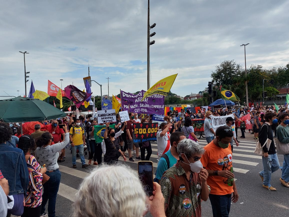 Manifestantes interditam principal avenida no Centro do Rio em ato contra governo federal (Divulgação)